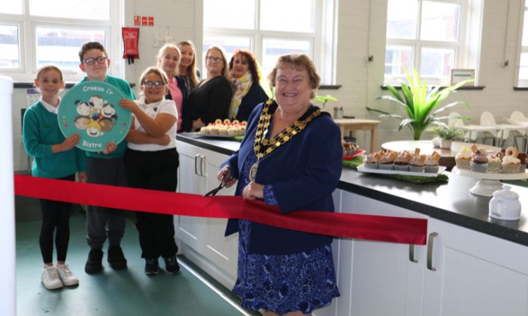 Popular Community Bistro relaunched at Ty’n y Wern Primary School