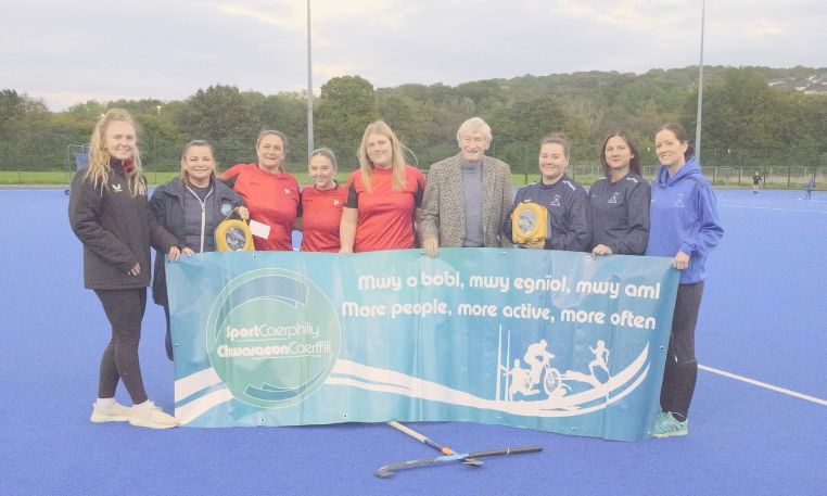 ​Sue Noake and Risca Hockey Clubs Receive Defibrillators from RALPHH Charity in partnership with Hoci Cymru